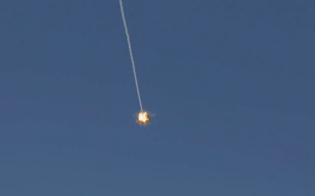 Cette photo prise depuis une position située dans la région de la Haute Galilée, au nord d'Israël, montre un missile israélien du système Dôme de fer filant dans le ciel pour intercepter des projectiles en approche, le 8 juin 2026 (Crédit : Jalaa Mare /AFP)
