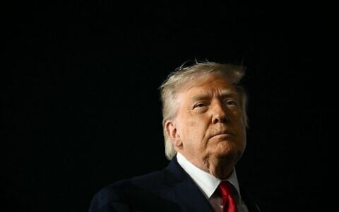 Le président américain Donald Trump devant les journalistes avant de monter à bord d'Air Force One, avant son départ de l'aéroport international John F. Kennedy, à New York, le 9 juin 2026 (Crédit : SAUL LOEB / AFP)