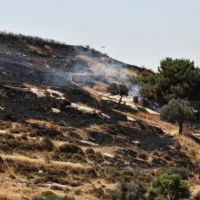 De la fumée s'élevant après que des résidents d'implantations auraient mis le feu à des champs agricoles situés aux alentours du village de Taybeh, en Cisjordanie, le 10 juin 2026. (Crédit : Zain Jaafar/AFP)