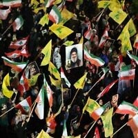 Illustration : Des partisans du Hezbollah, groupe terroriste soutenu par l'Iran, agitent des drapeaux et brandissent un portrait de leur chef assassiné, Hassan Nasrallah, lors d'une manifestation anti-américaine et anti-israélienne dans la banlieue sud de Beyrouth, le 10 juin 2026. (Crédit : Anwar AMRO / AFP)