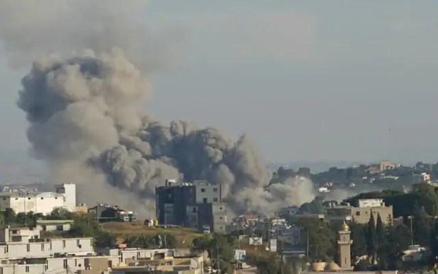 De la fumée s'élève du site d'une série de frappes aériennes israéliennes qui ont visé la ville de Nabatieh, dans le sud du Liban, le 11 juin 2026. (Crédit: Abbas Fakih / AFP)