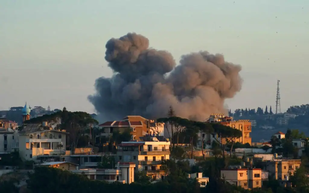De la fumée s'élève du site d'une frappe aérienne israélienne qui a visé des sites du Hezbollah dans la ville de Nabatieh, au sud du Liban, le 12 juin 2026. (Crédit: Abbas FAKIH / AFP)