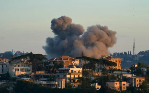 De la fumée s'élève du site d'une frappe aérienne israélienne qui a visé des sites du Hezbollah dans la ville de Nabatieh, au sud du Liban, le 12 juin 2026. (Crédit: Abbas FAKIH / AFP)