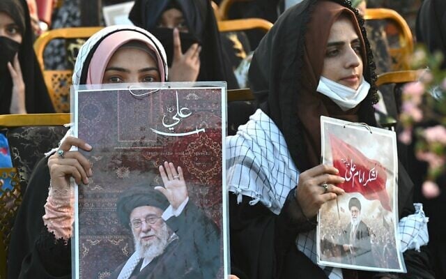 Des militantes brandissant des portraits de l'ayatollah Ali Khamenei, le défunt guide suprême iranien, lors d'une cérémonie d'hommage, à Lahore, au Pakistan, le 13 juin 2026. (Crédit : Arif Ali/AFP)