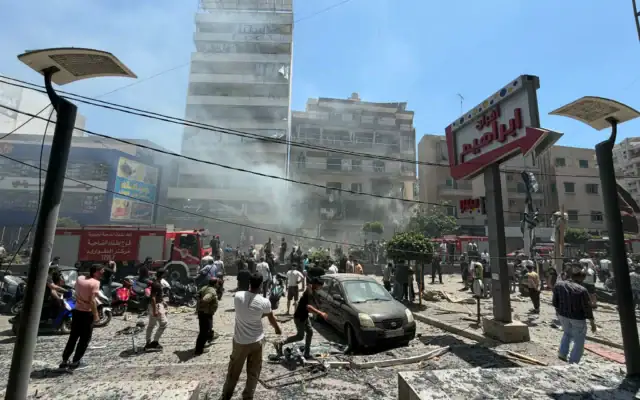 Les dégâts causés par une frappe aérienne israélienne qui a visé le Hezbollah dans un immeuble de la banlieue sud de Beyrouth, le 14 juin 2026 (Crédit: Ibrahim AMRO / AFP)