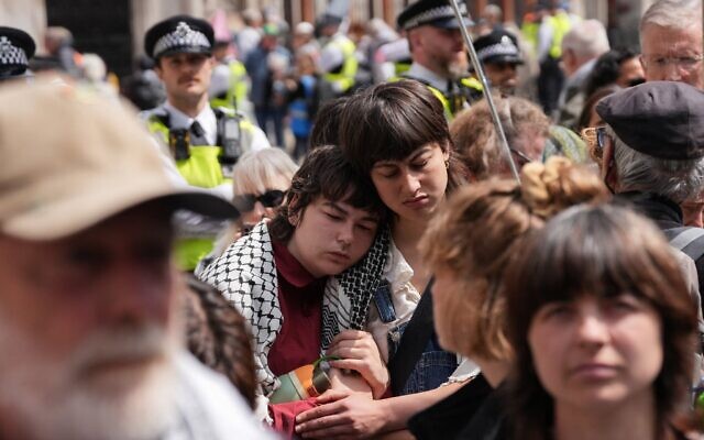Des personnes rassemblées pour suivre le déroulement des audiences, alors qu'un bras de fer juridique oppose le gouvernement britannique au groupe anti-Israël Palestine Action classé organisation terroriste, devant le Royal Courts of Justice, dans le centre-ville de Londres, le 15 juin 2026. (Crédit : Carlos Jasso/AFP) Des personnes rassemblées pour suivre le déroulement des audiences, alors qu'un bras de fer juridique oppose le gouvernement britannique au groupe anti-Israël Palestine Action classé organisation terroriste, devant le Royal Courts of Justice, dans le centre-ville de Londres, le 15 juin 2026. (Crédit : Carlos Jasso/AFP)