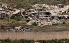 Cette photo, prise depuis un point situé en Haute-Galilée, dans le nord d'Israël, près de la frontière israélo-libanaise, montre des bâtiments détruits dans le sud du Liban, le 17 juin 2026. (Crédit: Jack Guez/AFP)