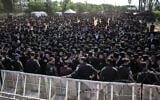 Les forces de sécurité israéliennes montant la garde alors que des Juifs ultra-orthodoxes se rassemblent pour protester contre la détention de réfractaires haredim devant la prison militaire de Bet Lid, à Kfar Yona, le 17 juin 2026. (Crédit : Ilia Yefimovich/AFP)