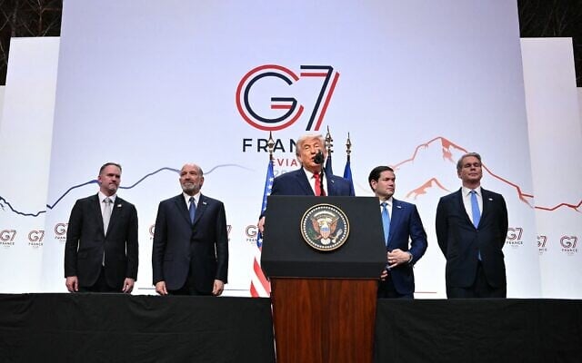 Le président américain Donald Trump (au centre) s'adressant aux médias lors de la conférence de presse de clôture du sommet du G7, à Évian, dans l'est de la France, le 17 juin 2026. (Crédit : Mandel Ngan/AFP)