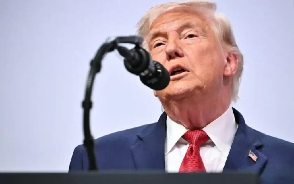 Le président américain Donald Trump s'exprime devant les médias lors d'une conférence de presse de clôture au sommet du G7, à Évian, dans l'Est de la France, le 17 juin 2026. (Mandel Ngan/AFP)