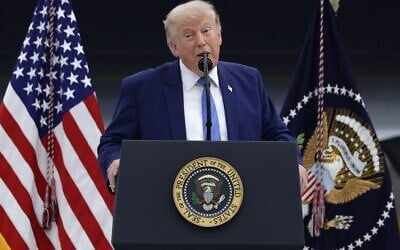 Le président américain Donald Trump prononçant un discours après avoir visité le tout dernier avion de la flotte présidentielle, à la base militaire d’Andrews, dans le Maryland, le 19 juin 2026. (Crédit : Alex Wong/Getty Images via AFP)