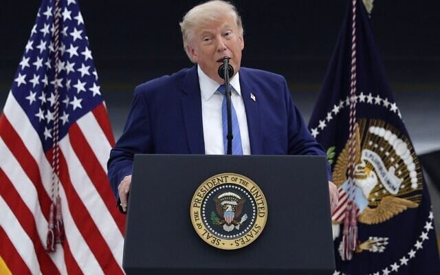 Le président américain Donald Trump prononçant un discours après avoir visité le tout dernier avion de la flotte présidentielle, à la base militaire d’Andrews, dans le Maryland, le 19 juin 2026. (Crédit : Alex Wong/Getty Images via AFP) Le président américain Donald Trump prononçant un discours après avoir visité le tout dernier avion de la flotte présidentielle, à la base militaire d’Andrews, dans le Maryland, le 19 juin 2026. (Crédit : Alex Wong/Getty Images via AFP)