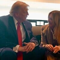 Le président américain Donald Trump s'entretenant avec la Première ministre italienne Giorgia Meloni lors du sommet du G7 à Évian, dans l'est de la France, le 17 juin 2026. (Crédit : Service de presse du Palazzo Chigi/AFP)