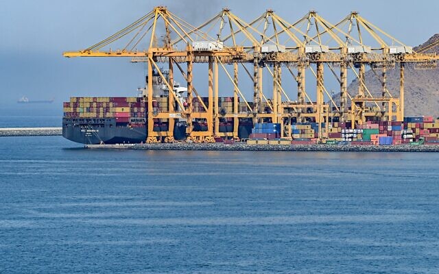 Le porte-conteneurs MSC Aquarius VII, battant pavillon chypriote, amarré à un quai du terminal à conteneurs de Khor Fakkan, dans le golfe d’Oman, le 19 juin 2026. (Crédit : AFP)