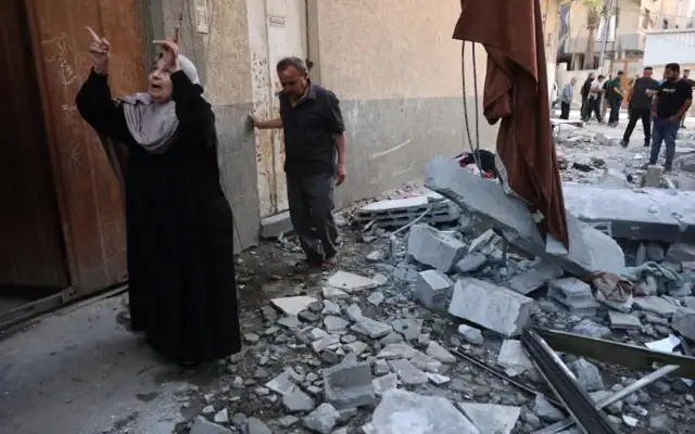 Une femme réagit après une frappe aérienne israélienne dans le quartier d'al-Sabra à Gaza, le 20 juin 2026 (Crédit: Omar AL-QATTAA / AFP)