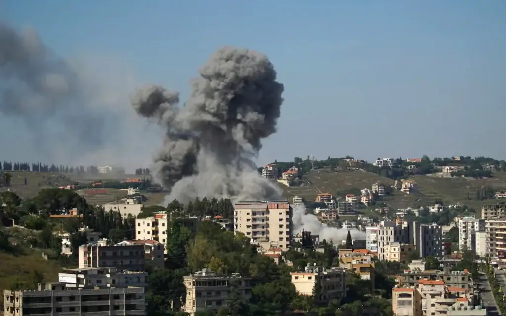 De la fumée s'élève du site où une série de frappes aériennes israéliennes a visé des cibles dans la ville de Nabatieh, dans le sud du Liban, le 20 juin 2026 (Crédit: Abbas FAKIH / AFP)