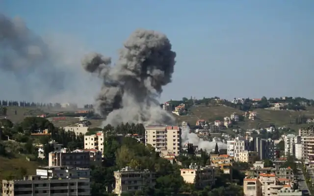 De la fumée s'élève du site où une série de frappes aériennes israéliennes a visé des cibles dans la ville de Nabatieh, dans le sud du Liban, le 20 juin 2026 (Crédit: Abbas FAKIH / AFP)
