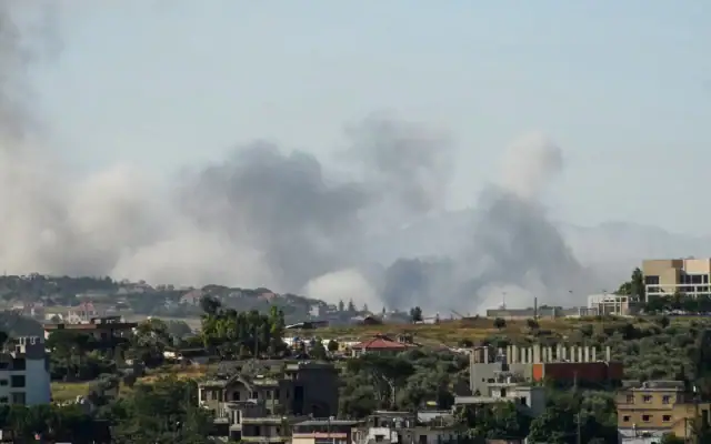 De la fumée s'élève du site où des frappes aériennes israéliennes ont visé des cibles dans la ville de Nabatieh, dans le sud du Liban, le 20 juin 2026 (Crédit! Abbas FAKIH / AFP) / De la fumée s'élève du site où des frappes aériennes israéliennes ont visé des cibles dans la ville de Nabatieh, dans le sud du Liban, le 20 juin 2026 (Crédit! Abbas FAKIH / AFP) /