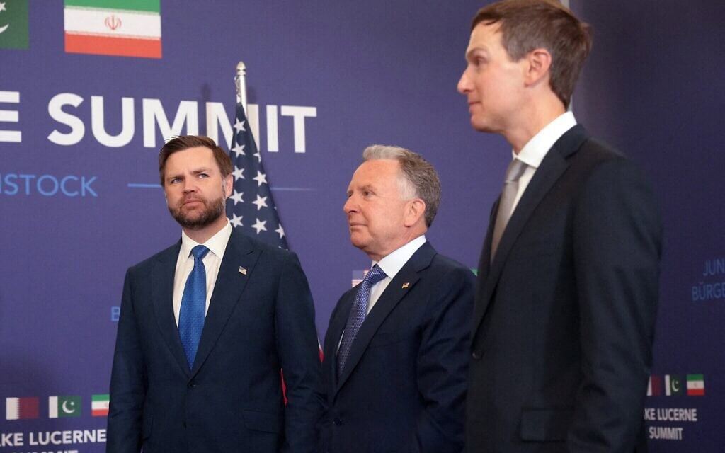 Le vice-président américain JD Vance (à gauche) attendant, aux côtés de Steve Witkoff (au centre), envoyé spécial du président américain Donald Trump, et de Jared Kushner, de rencontrer le Premier ministre pakistanais Shehbaz Sharif (hors champ), au complexe hôtelier de luxe du Burgenstock surplombant le lac des Quatre-Cantons, en Suisse, le 21 juin 2026 (Crédit : Nathan Howard/POOL/AFP)