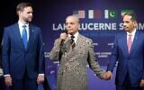 Le Premier ministre pakistanais Shehbaz Sharif (au centre) s'exprimant aux côtés du vice-président américain JD Vance (à gauche) et du Premier ministre et ministre des Affaires étrangères du Qatar, le cheikh Mohammed ben Abdulrahman ben Jassim al-Thani, lors d'une réunion quadripartite entre les États-Unis, l'Iran, le Pakistan et le Qatar au complexe hôtelier de luxe Burgenstock, surplombant le lac des Quatre-Cantons, en Suisse, le 21 juin 2026. (Crédit : Nathan Howard/POOL/AFP)