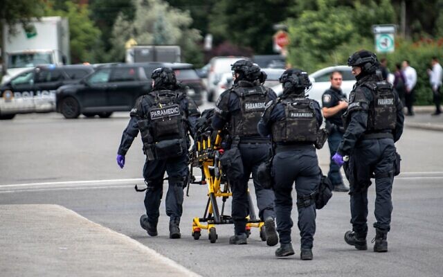 Des ambulanciers près du lieu d'une fusillade, à Montréal, au Canada, le 22 juin 2026. (Crédit : Andrej Ivanov/Getty Images via AFP)