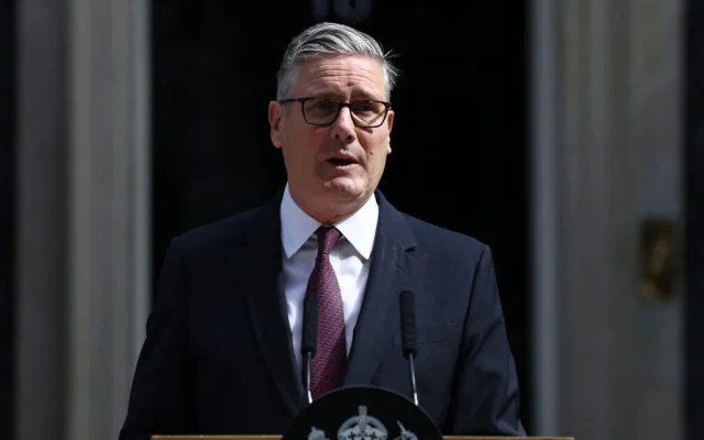 Le Premier ministre britannique Keir Starmer fait une déclaration devant le 10 Downing Street, le 22 juin 2026, à Londres. (Crédit : Henry NICHOLLS / AFP)