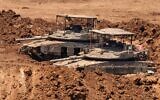Cette photo, prise depuis un point situé en Haute-Galilée, dans le nord d'Israël, montrant des chars israéliens déployés le long de la frontière avec le sud du Liban, le 22 juin 2026. (Crédit : Jalaa Marey/AFP)