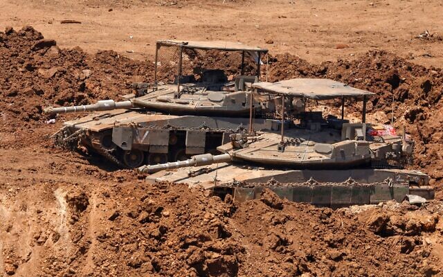 Cette photo, prise depuis un point situé en Haute-Galilée, dans le nord d'Israël, montrant des chars israéliens déployés le long de la frontière avec le sud du Liban, le 22 juin 2026. (Crédit : Jalaa Marey/AFP) Cette photo, prise depuis un point situé en Haute-Galilée, dans le nord d'Israël, montrant des chars israéliens déployés le long de la frontière avec le sud du Liban, le 22 juin 2026. (Crédit : Jalaa Marey/AFP)