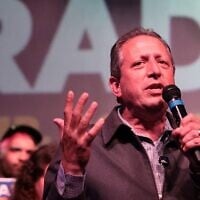 Brad Lander, candidat démocrate au Congrès américain, monte sur scène lors d'un rassemblement organisé la veille des élections au Silo, le 22 juin 2026, dans le quartier d'East Williamsburg, à Brooklyn, à New York. (Crédit : Michael M. Santiago/Getty Images/AFP)