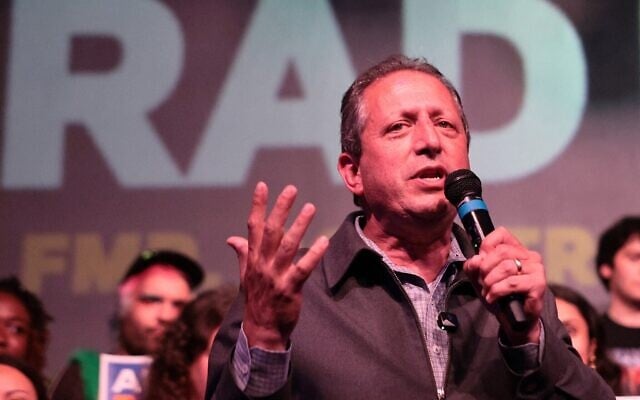 Brad Lander, candidat démocrate au Congrès américain, monte sur scène lors d'un rassemblement organisé la veille des élections au Silo, le 22 juin 2026, dans le quartier d'East Williamsburg, à Brooklyn, à New York. (Crédit : Michael M. Santiago/Getty Images/AFP)