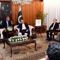 Cette photo prise le 23 juin 2026 et diffusée par la présidence pakistanaise montre le président pakistanais Asif Ali Zardari (au centre) et le ministre des Affaires étrangères Ishaq Dar (à droite) participant à une réunion avec le président iranien Masoud Pezeshkian (à gauche) et le ministre des Affaires étrangères Abbas Araghchi (deuxième à droite) à Islamabad, dans le cadre des pourparlers de paix entre les États-Unis et l'Iran. (Crédit : Présidence pakistanaise / AFP)