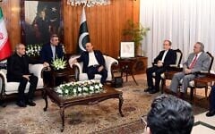 Cette photo prise le 23 juin 2026 et diffusée par la présidence pakistanaise montre le président pakistanais Asif Ali Zardari (au centre) et le ministre des Affaires étrangères Ishaq Dar (à droite) participant à une réunion avec le président iranien Masoud Pezeshkian (à gauche) et le ministre des Affaires étrangères Abbas Araghchi (deuxième à droite) à Islamabad, dans le cadre des pourparlers de paix entre les États-Unis et l'Iran. (Crédit : Présidence pakistanaise / AFP)