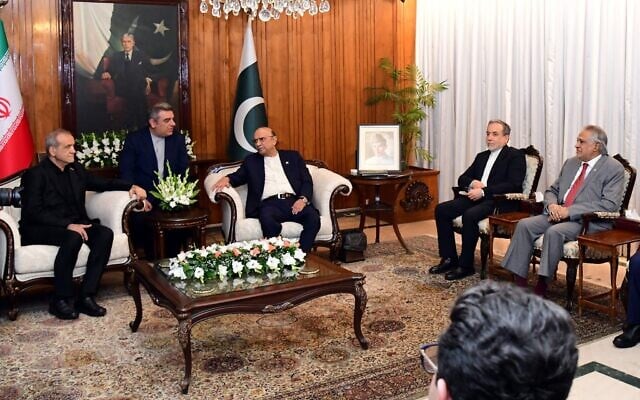 Cette photo prise le 23 juin 2026 et diffusée par la présidence pakistanaise montre le président pakistanais Asif Ali Zardari (au centre) et le ministre des Affaires étrangères Ishaq Dar (à droite) participant à une réunion avec le président iranien Masoud Pezeshkian (à gauche) et le ministre des Affaires étrangères Abbas Araghchi (deuxième à droite) à Islamabad, dans le cadre des pourparlers de paix entre les États-Unis et l'Iran. (Crédit : Présidence pakistanaise / AFP)