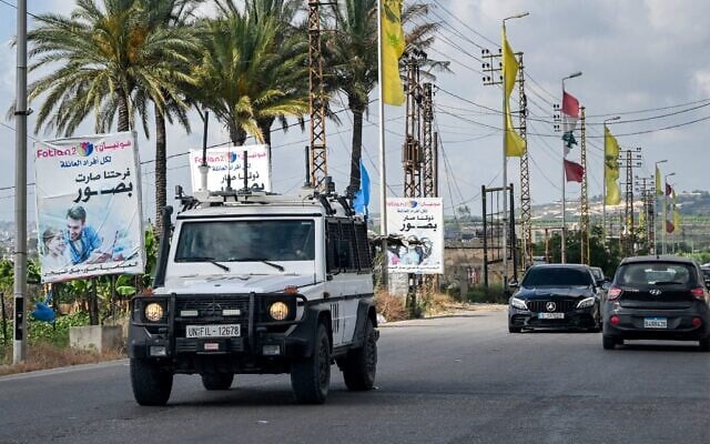 Un convoi de véhicules de la Force intérimaire des Nations unies au Liban (FINUL) circulant sur une route à l’entrée de la ville de Tyr, dans le sud du Liban, le 23 juin 2026. (Crédit : Joseph Eid/AFP)