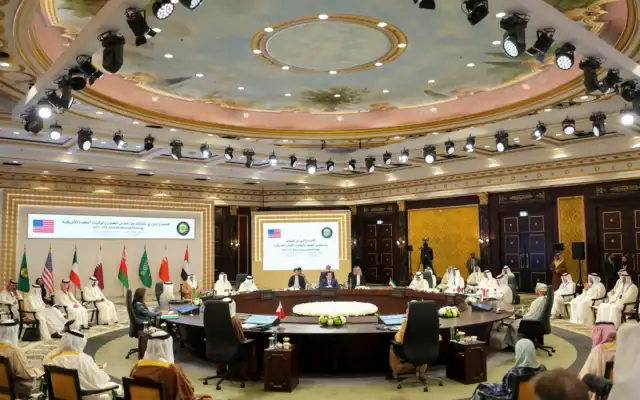 Le secrétaire d’État américain Marco Rubio (au centre, en haut) participe à une réunion avec les ministres des Affaires étrangères des États membres du Conseil de coopération du Golfe lors de sa visite au Moyen-Orient, afin de discuter de l’accord provisoire entre les États-Unis et l’Iran avec les alliés arabes du Golfe, à Manama, le 25 juin 2026. (Crédit: Eric Lee / POOL / AFP) Le secrétaire d’État américain Marco Rubio (au centre, en haut) participe à une réunion avec les ministres des Affaires étrangères des États membres du Conseil de coopération du Golfe lors de sa visite au Moyen-Orient, afin de discuter de l’accord provisoire entre les États-Unis et l’Iran avec les alliés arabes du Golfe, à Manama, le 25 juin 2026. (Crédit: Eric Lee / POOL / AFP)