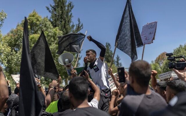 Un membre de la communauté bédouine menant une manifestation contre la politique gouvernementale de démolition croissante de maisons, à Beer Sheva, le 25 juin 2026. (Crédit : Ilia Yefimovich/AFP)