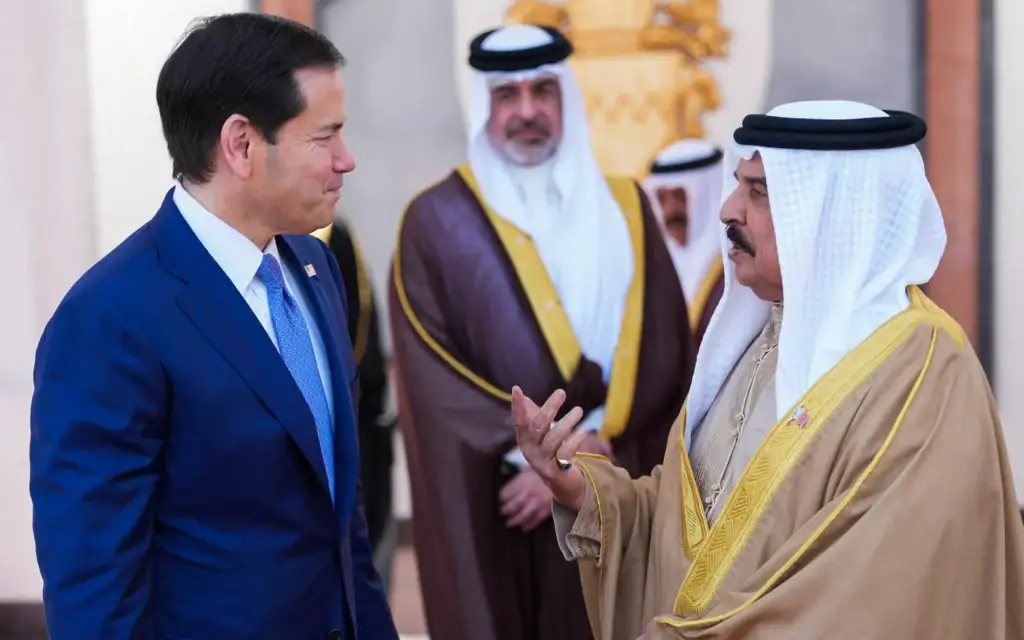 Le secrétaire d'État américain Marco Rubio (à gauche) écoute le roi Hamad bin Isa al-Khalifa de Bahreïn, à l'issue de sa visite au Moyen-Orient destinée à discuter de l'accord provisoire entre les États-Unis et l'Iran avec les alliés arabes du Golfe, et à assister à une réunion des États membres du Conseil de coopération du Golfe (CCG), au palais d'Al-Sakhir, près de Zallaq, le 25 juin 2026 (Crédit: Eric Lee / POOL / AFP)