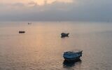 Cette photographie aérienne des bateaux ancrés au large de la péninsule de Musandam, au nord d'Oman, près du détroit d'Ormuz, le 27 juin 2026. (Crédit : AFP)