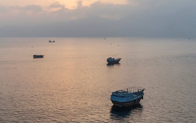 Cette photographie aérienne des bateaux ancrés au large de la péninsule de Musandam, au nord d'Oman, près du détroit d'Ormuz, le 27 juin 2026. (Crédit : AFP)