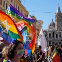 Photo d’illustration : Des personnes brandissent des drapeaux de la Pride ornés d’une étoile de David lors du défilé annuel de la Pride à Rome, en Italie, le 26 juin 2021. (Crédit: AP Photo/Gregorio Borgia)