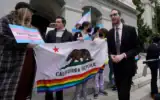 Le sénateur de l'État de Californie Scott Wiener, à droite, se prépare à annoncer sa proposition de mesure pour accueillir les jeunes transgenres déplacés et leurs familles lors d'une conférence de presse à Sacramento, en Californie, le 17 mars 2022. (Photo AP/Rich Pedroncelli, Archives)