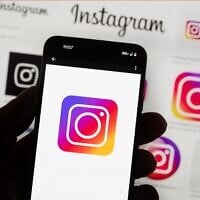 Le logo Instagram sur un téléphone portable, à Boston, le 14 octobre 2022. (Crédit : Michael Dwyer/AP Photo)