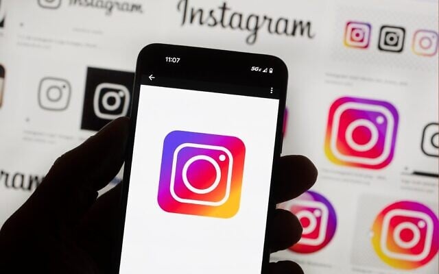Le logo Instagram sur un téléphone portable, le 14 octobre 2022, à Boston. (Crédit : AP Photo/Michael Dwyer, archive)