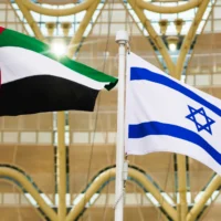 Les drapeaux émirati et israélien flottent à Dubaï, aux Émirats arabes unis, le 31 janvier 2022. (Crédit: AP Photo/Jon Gambrell, fichier)