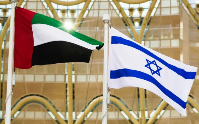 Les drapeaux émirati et israélien flottent à Dubaï, aux Émirats arabes unis, le 31 janvier 2022. (Crédit: AP Photo/Jon Gambrell, fichier)