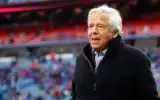 Robert Kraft, propriétaire des New England Patriots, sur le terrain avant un match de la Ligue nationale de football américain (NFL) contre les Buffalo Bills, à Orchard Park, dans l’État de New York, le 8 janvier 2023. (Crédit : Jeffrey T. Barnes/AP)