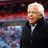 Robert Kraft, propriétaire des New England Patriots, sur le terrain avant un match de la Ligue nationale de football américain (NFL) contre les Buffalo Bills, à Orchard Park, dans l’État de New York, le 8 janvier 2023. (Crédit : Jeffrey T. Barnes/AP)