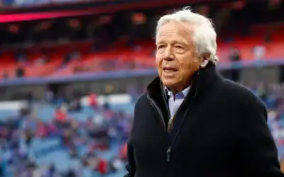 Robert Kraft, propriétaire des New England Patriots, sur le terrain avant un match de la Ligue nationale de football américain (NFL) contre les Buffalo Bills, à Orchard Park, dans l’État de New York, le 8 janvier 2023. (Crédit : Jeffrey T. Barnes/AP)