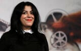 La réalisatrice, illustratrice et autrice Marjane Satrapi pose pour les photographes à son arrivée pour présenter le film "La Bande des Jotas" lors de la 7e édition du Festival international du film de Rome, le 16 novembre 2012. (Crédit: AP Photo/Alessandra Tarantino, Fichier)