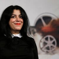 La réalisatrice, illustratrice et autrice Marjane Satrapi pose pour les photographes à son arrivée pour présenter le film "La Bande des Jotas" lors de la 7e édition du Festival international du film de Rome, le 16 novembre 2012. (Crédit: AP Photo/Alessandra Tarantino, Fichier)